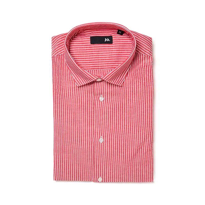Packshot à plat d'une chemise rayée rouge et blanche