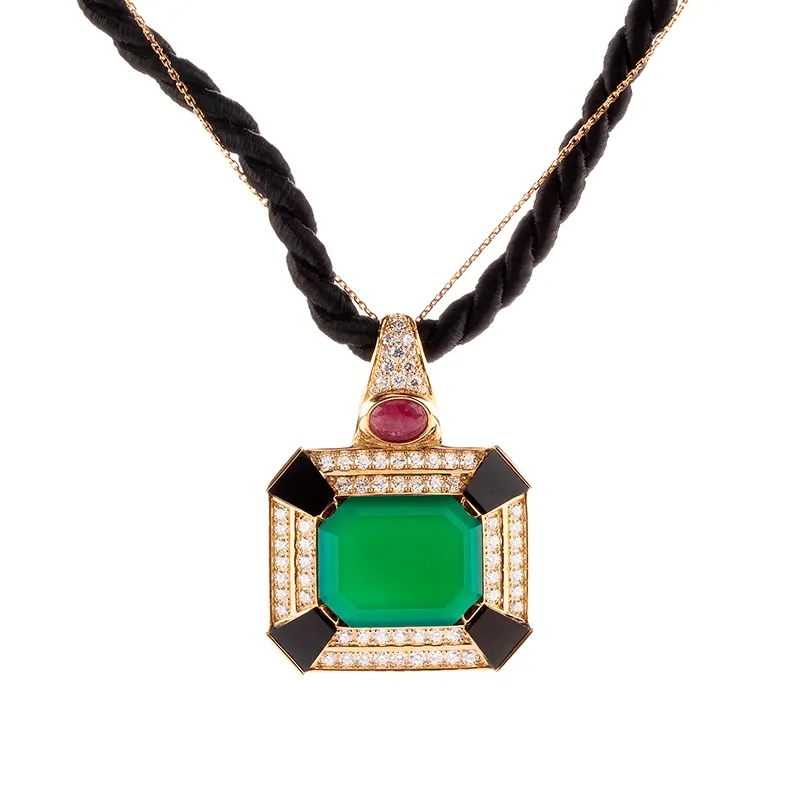 Packshot d'un collier pendentif émeraude et diamants