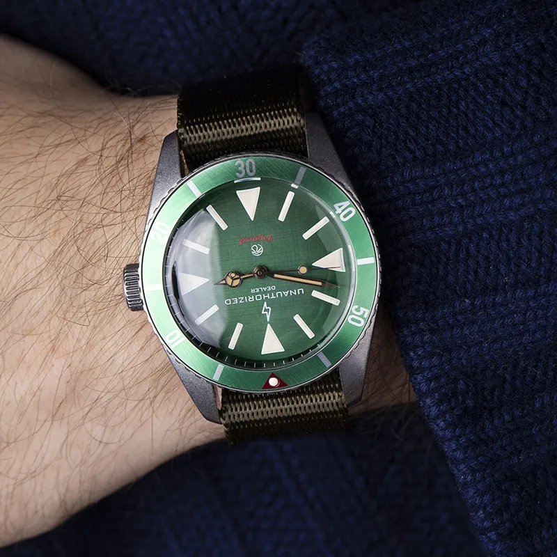 Montre à cadran vert portée au poignet, photo retouchée