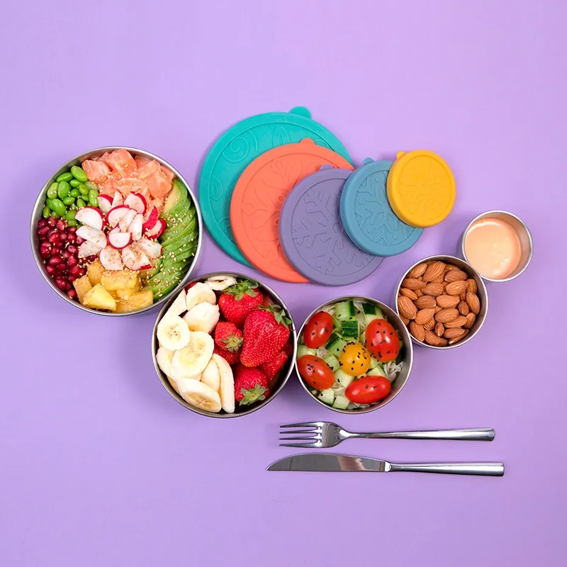 Photo culinaire de boîtes repas garnies de fruits et légumes sur fond violet